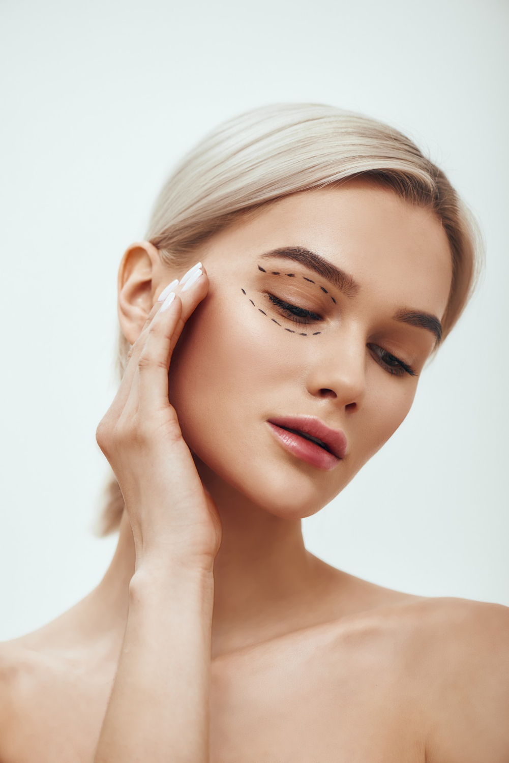 مدة التعافي بعد جراحة الجفون يومًا بيوم ونصائح مهمة: عملية تجميل الجفون في السعودية